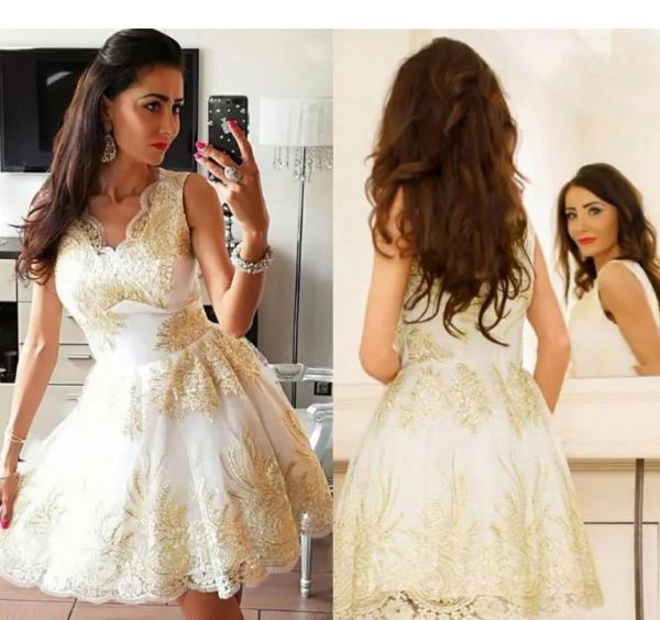 2024 Robes de bal courtes blanches en dentelle en dentelle en dentelle gold fiquetlée V cou au-dessus des robes de fête du soir en tulle en tulle et taille plus taille