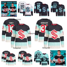 Maillots de hockey classiques d'hiver 2024 37 Yanni Gourde 10 Matty Beniers 31 Philipp Grubauer 13 Brandon Tanev 7 Eberle Hommes Femmes Jeunes Cousu Custom Deep Sea Blue Jersey