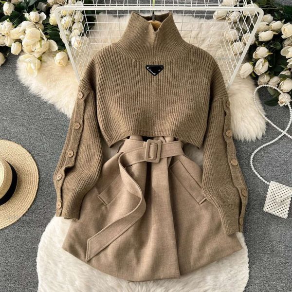 2024 Invierno suave estilo de moda de punto para mujer chaleco diseñador suéter temperamento vestido conjunto mujeres triángulo marca principal de primera clase de China