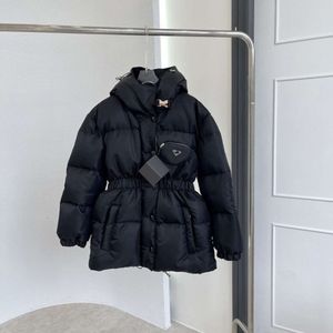 Manteau en duvet de coton pour femmes, nouveau sac avec étiquette triangulaire de la famille P, emblème de lettre, ceinture noire, hiver 2024