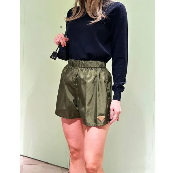 2024 Hiver Femmes Triangle Shorts De Luxe Designer Femmes Short En Cuir Noir Pour Automne Hiver Lady Casual Taille Haute Lâche Mini Shorts