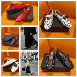 2024 avec boîte Designer Sandale Ballet Slipper Slider Dryshrage Flans Chaussures Danse Femme Round Toe Righestone Boat Chaussures Luxury Chaussures rivées Taille 35-40 Gai Black