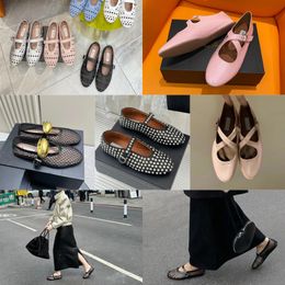 2024 avec boîte de chaussures habillées designer sandale ballet pantoufle couleuse plate pour femmes et bateaux de luxe formels de luxe de luxe riveted gai 35-40 livraison gratuite