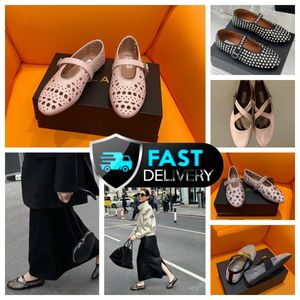 2024 avec boîte à robe chaussures Designer Sandale Ballet Slipper Slider Femme Femmes Femmes Round Round Righestone Boat Chaussures Cuir de luxe Gai Boucle rivetée Chaussure de boucle 35-40 Black