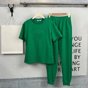 2024 Mujeres 2 para trajes de diseñador Trajes de piezas Ropa para mujer Camisetas de manga corta verdes con cintura elástica Pantalones de chándal casuales Plus T