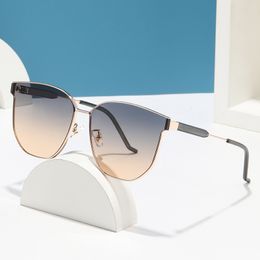 2024 Femmes Butterfly Polaris Sunglasses Cadre en métal de luxe avec des lunettes de soleil pour les dames Cat Eye