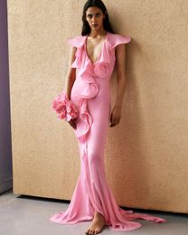 2024 Vestido da moda feminina Vestidos de passarela Vestido longo rosa francês com temperamento sofisticado e bordas irregulares com babados, adornado com flores femininas