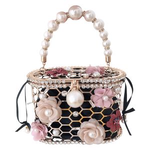 Gratis verzending 2024 Women Lady Outdoor Day Packs Casual Patchwork Diamond Drawstring/Emmer Bags Pearl String Handtas 3D Flowers Hollow Out Party Maat 18.8xx9x12cm