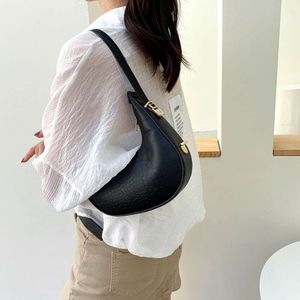 2024 vrouwen luxe onderarm tas halve maan verstelbare riem hobo tas modeontwerp stevige kleur pu lederen schoudertassen (8910) 10a