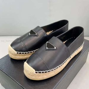 2024 Femmes Luxurys Chaussures décontractées Espadrilles Summer Designers Summer Flat Beach Half Slippers Fashion Femme Mandons Fisherman Canvas Shoe