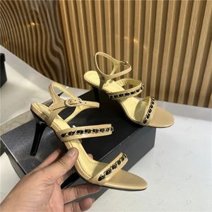 2024 Vrouwen Pompen Hoge Hakken Sandalen Beroemde Metalen Ketting Lederen Designer Mode Slingback Kitten Hak Vrouwen Enkele Schoenen Big Size