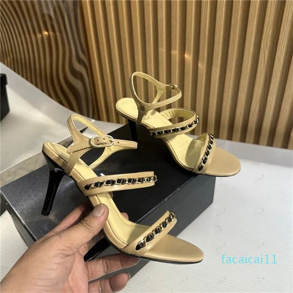 2024 Femmes Pompes Talons hauts Sandales Célèbre chaîne en métal Cuir Designer Fashion Slingback Kitten Talon Femmes Chaussures simples Grande taille