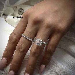 2024 Anneaux de mariage de mode pour femmes bijoux sterling sier remplissage rond coupé blanc topaze cz diamant fête éternité couple