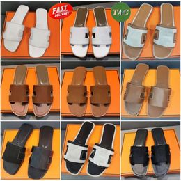 2024 Damessandalen Designerschoenen Hserme Damesslippers Mode Luxe Bloemenpantoffels Lederen rubberen platte sandalen Zomerstrandschoenen Loafers Gear-zoolpantoffels