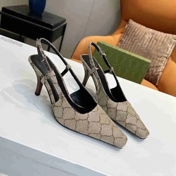 2024 Sandalias Slingback Bomba Los zapatos Slingback se presentan en malla negra con cristales Motif espumosos Cierre de la hebilla