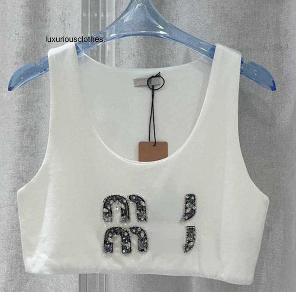 2024 Tanques de mujer Camis Nuevo 23ss Chaleco Mujer Miu Ropa exterior Camisetas sin mangas Diseñador Marca de moda Bikini Sin mangas Camiseta corta Bordado con cuentas Chaleco de cultivo de viento dulce