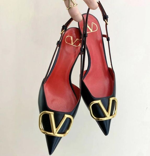 2024 Sandalias de mujer Diseñador Tacones altos Zapatos de lujo V Hebilla de metal Marca Verano Cuero real Desnudo Negro Mate Tacón fino 6 cm 8 cm 10 cm Zapatos de boda rojos