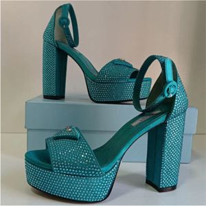 2024 Dameskledingschoenen Hoge hakken Women Sandaal Luxe ontwerpers Platform Heel Classic Triangle Buckle verfraaide enkelband 11,5 cm Factory Footwearl 42