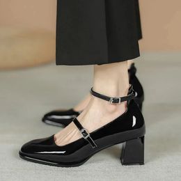 2024 Femmes Mary Janes Chaussures Chaussures en cuir de haute qualité pour femmes Bout carré Boucle peu profonde Sangle Femmes Chaussures sandalias 240322