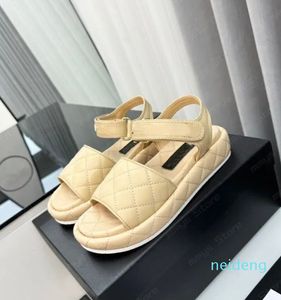 2024 Sandalias para mujer Estilos de cuero Flat Flat Mejores zapatos casuales Slippers Apricot