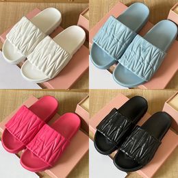 2024 Sandalias de diseñador de mujer Matelasse Nappa Cuero Tobogán plano zapatos Beige blanco FUCHSIA Black Blue Men Zapato Sandalia Sandalia Slipper Slipper Fins