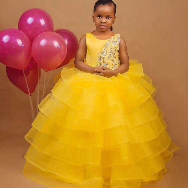 2024 Robes de fille de fleur jaune robe de première communion bijou à plusieurs niveaux robes de bal en tulle reine robe d'anniversaire dentelle appliquée perlée pour les filles noires africaines du Nigeria NF120