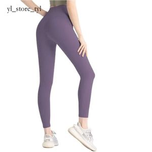 2024 Yogabroeken Lu Align-leggings Damesbroeken Oefening Fitnesskleding Hardloopleggings voor meisjes Gym Slim Align-broeken Damesshorts Bijgesneden broeken Outfits Damessporten 6590