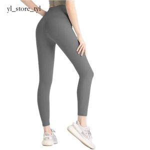 2024 Yogabroeken Lu Align-leggings Damesbroeken Oefening Fitnesskleding Hardloopleggings voor meisjes Gym Slim Align-broeken Damesshorts Cropped broeken Outfits Damessporten 1716