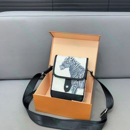 2024 ZOO -serie mobiele telefoon tas beperkte flip postman tas crossbody tas enkele schoudertas met prachtige ingelegd vakmanschap voor fysieke fotografie