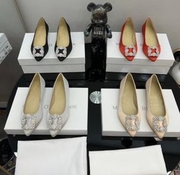 2024Brand Designer Nouvelles chaussures plates à bout pointu pour femmes avec boucles et talons plats, satin de soie, strass, lèvres claires, chaussures de mariage rouges 34-42