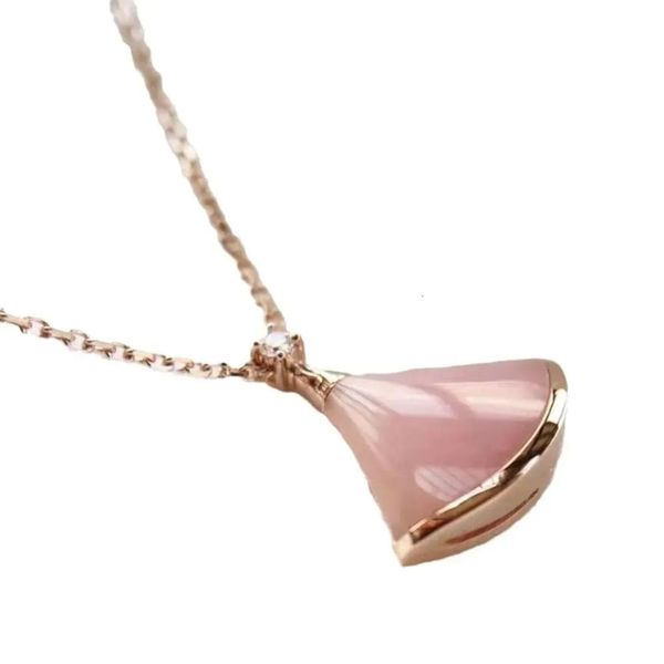 2024Bulgarilies V Collar de diseñador de oro Cadena de clavícula Fritillaria rosa natural para mujer chapada en oro rosa Diseñador de joyería colgante de alta calidad para mujeres Q6