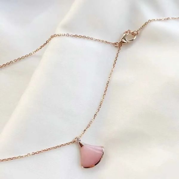 2024Bulgarilies V Collar de diseñador de oro Cadena de clavícula Fritillaria rosa natural para mujer chapada en oro rosa Diseñador de joyas con colgante de alta calidad para mujeresQ2