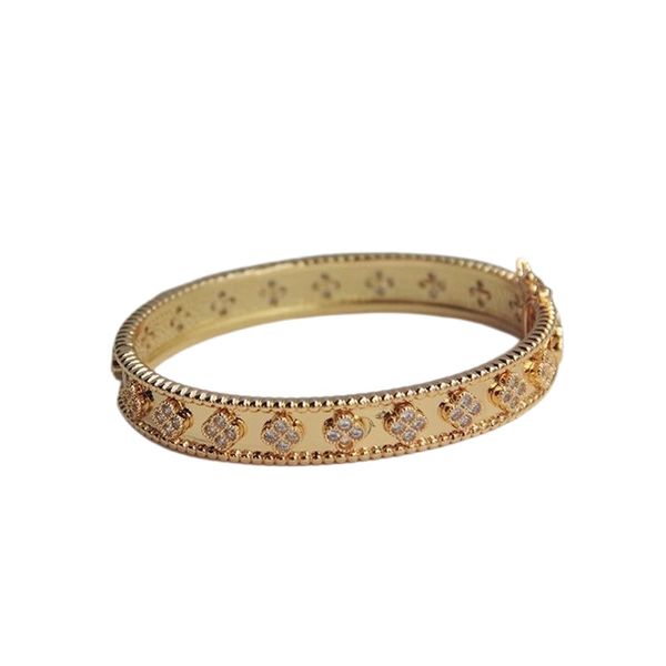 2024 Bracelets de marque de bracelet dedeigner pour femmes plaquées d'or Crystal Four feuille Perlee Sweet Clover Flover Chandle Valentin Party Gift Jewelryq4