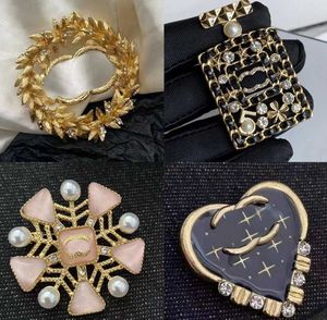 2024 Designer Broche Pin Broche Mode Hebben Cgletter Vergulde Sier Kristal Parel Vrouwen Merk Brief Broches Pins Romantisch Paar Gift