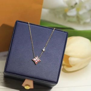 2024Designer liefde hang ketting ketting kettingen kettingen kettingen goud natuurlijke oogverblindende sieraden luxe dame schaaldieren jewelly q7