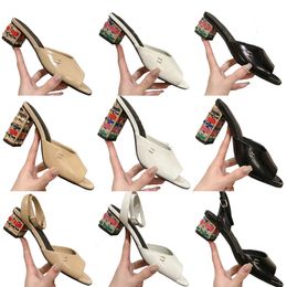 2024 Sandalias de servicio de diseño Ltaly zapatillas París Sandalias de toboganes de goma Nuevas Brocado Floral Mujeres Slip Botty Flip Flip Flip Fashion Fashion Rayas