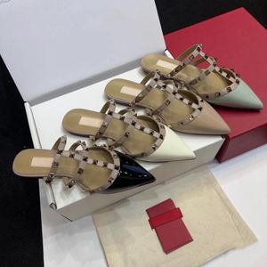 Designer Sandales pour femmes rivet les pantoufles de sandales à orteils plats d'été pour les sandales de mode pour femmes
