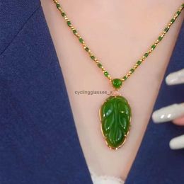2024gold Branch Jade Leaf Design Beau collier de taille élégant et personnalité Pendant polyvalent 1IK83