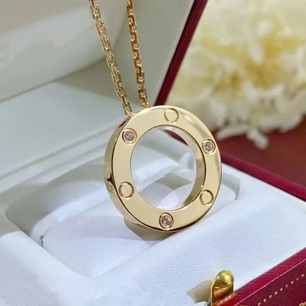 2024 Love vis des pendentifs Colliers de titanium en acier de concepteur C avec diamant luxe et cadeaux juifs fille fille or argent rose en gros ne pas fondre bijoux