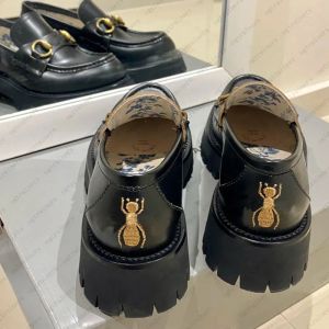 2024Luxury Designer Bee Loafers Autumn Celebrity With Bee Small Leather Shoes Platform Damesschoenen Damesschoenen Draai Dames Hoge kwaliteit Echt leer