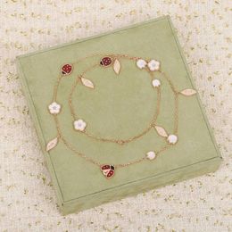 2024 Collier de pendentif de qualité de laluxe avec forme de feuille de fleur pour les femmes et les bijoux de mariage des mères Avoir Box PS4848 Q1