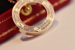 2024Hommes et femmes pleins de diamants amour pendentif collier créateur de mode collier en acier titane cadeau de la Saint-Valentin bijoux de luxeQ1