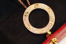 2024Hommes et femmes pleins de diamants amour pendentif collier créateur de mode collier en acier titane cadeau de la Saint-Valentin bijoux de luxeQ3