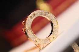 2024Hommes et femmes pleins de diamants amour pendentif collier créateur de mode collier en acier titane cadeau de la Saint-Valentin bijoux de luxeQ2