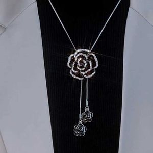 2024netizen Mountain Camellia Chaîne de pulls luxe pour femmes et conception unique Collier de vêtements de pendentif rose