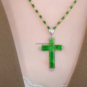 2024New Amulet Imitatie Jade Cross ingelegde hanger met groene vergulde ketting en kleding 1EQW3