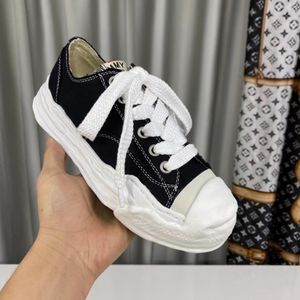 2024New MMY Maison Mihara Yasuhiro Zapatos Hank Low Top Flats Zapatillas de deporte Unisex Lienzo Entrenador con cordones Recorte en forma de dedo del pie para mujer Diseñadores de lujo Zapato Gorra de goma Fábrica 66