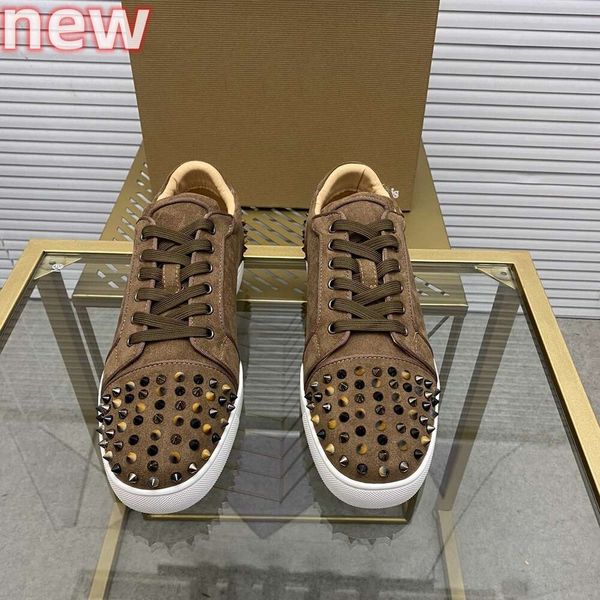 2024NewTop hommes chaussures cloutées élégantes fabriquées à la main en cuir véritable designer style rock unisexe semelles rouges chaussures de luxe mode femmes diamant incrusté chaussure décontractée