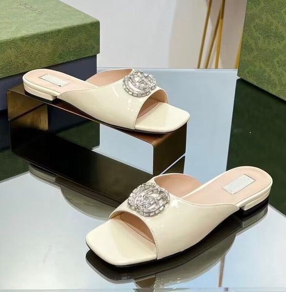 2024S / S Femmes Crystal-set Double-G Sandales Chaussures Sparkling Hardware Pantoufles de plage en cuir verni Nude Noir Vert Slide Flats Tongs Lady Walking EU43