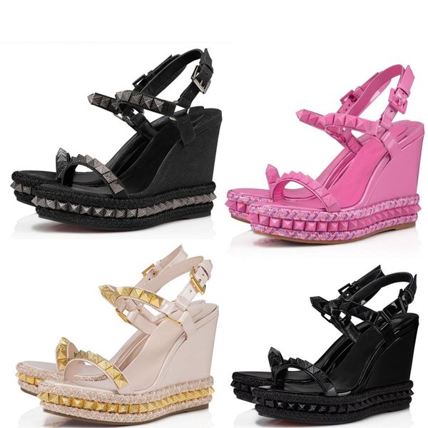 2024s Wedge Sandal Spike Talons 120mm Patent Leather Sandal Wedges Plate-forme en cuir Talons hauts Bride à la cheville Chaussures cloutées Designer de luxe